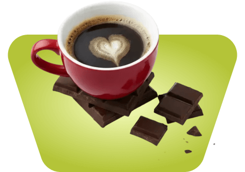 Усталая женщина тянется к сладкому